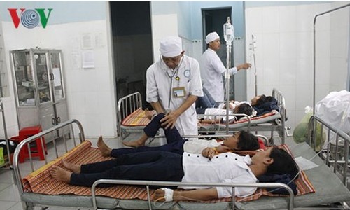 Không xác định được nguyên nhân khiến 86 học sinh bị ngộ độc Nạn nhân ngộ độc được cấp cứu tại trung tâm y tế huyện