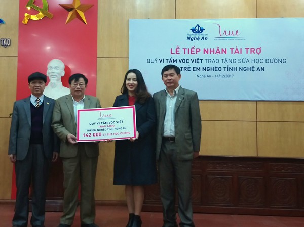 Qũy Vì tầm vóc Việt tài trợ hơn 200.000 ly sữa cho học sinh nghèo Nghệ An Lãnh đạo Sở GD&ĐT tỉnh Nghệ An đón nhận tượng trưng 142.000 ly Sữa học đường từ Quỹ Vì Tầm Vóc Việt Qũy Vì tầm vóc Việt
