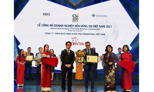 Prudential liên tiếp nhận loạt giải thưởng trong nước và quốc tế Đại diện công ty Prudential nhận giải thưởng “Top 10 Doanh nghiệp Bền vững Việt Nam 2017”