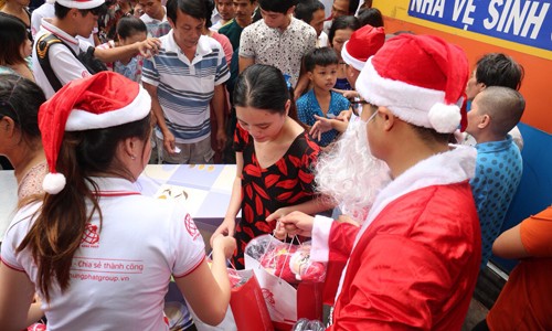 Việt Hưng Phát san sẻ yêu thương mùa Giáng sinh cùng 500 bệnh nhi khó khăn Ông già Noel từ Việt Hưng Phát nâng niu trao quà cho các cháu ở BV Nhi Đồng 1