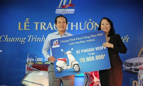Khách hàng Ecogreen chờ 'ăn Tết lớn' với Mercedes hơn 2 tỷ đồng Bà Nguyễn Thị Tuyết Mai, Phó Tổng Giám đốc Công ty Cổ phần Dược phẩm ECO trao giải thưởng cho khách hàng Lâm Minh Đăng (TP.HCM)