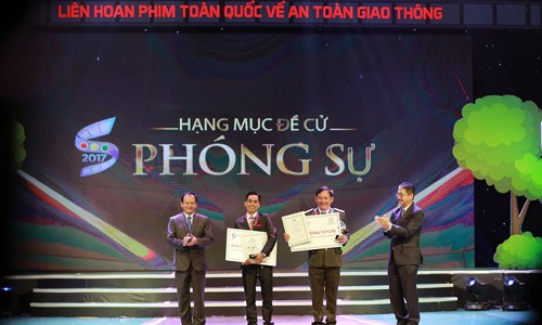 Nhiều thước phim chân thực có tính giáo dục cao về ATGT Thứ trưởng Bộ Giao thông vận tải – Nguyễn Nhật (ngoài cùng bên trái) và ông Toru Kinoshita - Tổng giám đốc TMV (ngoài cùng bên phải), đại diện Ban tổ chức trao giải nhất hạng mục phóng sự cho các tác giả đạt giải