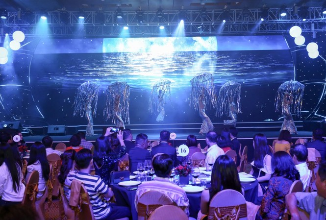 Khách hàng của Sun Group choáng ngợp trước show trình diễn áo dài dát vàng Khách hàng của Sun Group choáng ngợp trước show trình diễn áo dài dát vàng