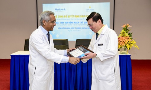 Vinmec Central Park trở thành trung tâm can thiệp tim mạch độc lập đầu tiên tại Việt Nam GS. Ganesh Manoharan, đại diện Medtronic trao chứng nhận cho GS.TS.BS Võ Thành Nhân - Trưởng khoa Tim mạch (Bệnh viện Đa khoa Quốc tế Vinmec Central Park)
