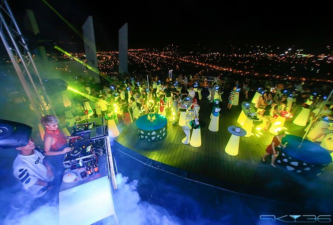 Khám phá bữa tiệc lấp lánh đêm Noel ở sky bar cao nhất Đà Nẵng Khám phá bữa tiệc lấp lánh đêm Noel ở sky bar cao nhất Đà Nẵng
