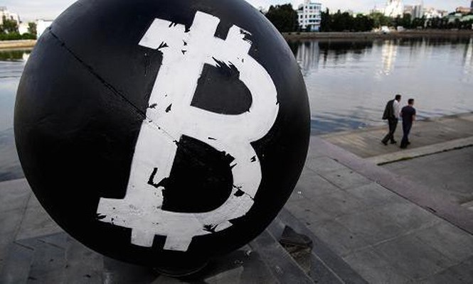 Một sàn tiền ảo phá sản, giá Bitcoin giảm chóng mặt Biểu tượng Bitcoin trên một quả cầu bằng đá sơn đen đặt trên một quảng trường ở thành phố Yekaterinburg, Nga - Ảnh: TASS/CNBC.