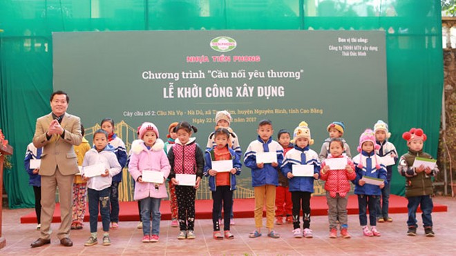 Hiện thực hóa giấc mơ có một cây cầu mới của bà con xã Tam Kim, Cao Bằng Ông Phạm Hồng Sĩ - Chủ tịch Công đoàn Công ty CP Nhựa Thiếu Niên Tiền Phong trao tặng 20 suất quà, mỗi suất trị giá 500.000 VNĐ cho các em học sinh có hoàn cảnh khó khăn