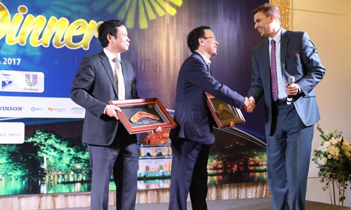 Kiểm soát bệnh vẩy nến hiệu quả bằng thảo dược Dr Michaels GS. Michael Tirant, GS. Trần Hậu Khang, PGS. Nguyễn Văn Thường tại Hội nghị da liễu Đông dương tổ chức 12/2017 tại Hà nội