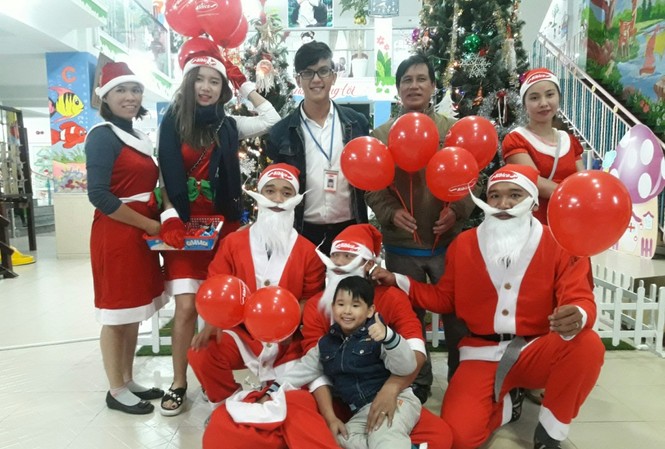 Bibica với ‘Công tác xã hội mùa Noel 2017’ Ông già Noel phát quà cho bé tại Đà Nẵng