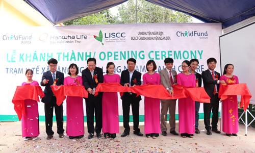 Hanwha Life Việt Nam: Phát triển để đồng hành Hanwha Life trao trung tâm y tế trị giá 2 tỉ đồng cho tỉnh Bắc Kan hồi tháng 11 năm 2017
