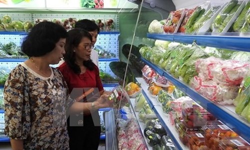 Tăng cường bảo đảm an toàn thực phẩm, phòng chống ngộ độc Tăng cường tuyên truyền và kiểm tra đảm bảo an toàn thực phẩm. ảnh: TTXVN.