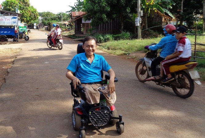 'Hồi sinh' đôi chân cho người đàn ông liệt 10 năm trời Thay mặt Quỹ Thiện Tâm, Bệnh viện Vinmec Central Park đã tặng chiếc xe lăn tự động, “nối dài” đôi chân cho anh Hiếu.