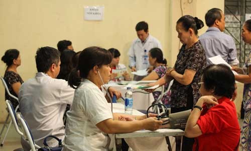Bệnh viện Than - Khoáng sản khám bệnh miễn phí cho 220 người cao tuổi Bác sĩ Bệnh viện Than - Khoáng sản kiểm tra mạch, huyết áp cho người cao tuổi