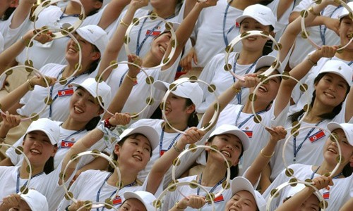 'Binh đoàn mỹ nữ' Triều Tiên chuẩn bị đổ bộ vào Hàn Quốc Đội cổ vũ Triều Tiên trình diễn trước một trận bóng đá giao hữu với Đức diễn ra tại Gimcheon vào năm 2003. Ảnh: AFP.