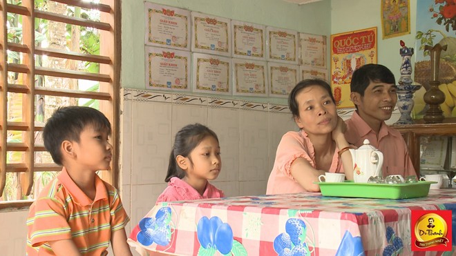 'Cặp bò vàng' của Trà thanh nhiệt Dr Thanh giúp các hộ khó thoát nghèo Gia đình anh Đinh Văn Sáng và chị Nguyễn Thị Lệ