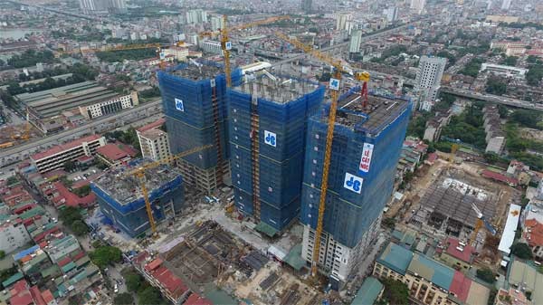 Tránh mọi rủi ro với xu hướng mua nhà đã hình thành Các tòa căn hộ thuộc dự án TNR GoldSeason đang dần hoàn thiện phần thô (Ảnh chụp tháng 11/2017)