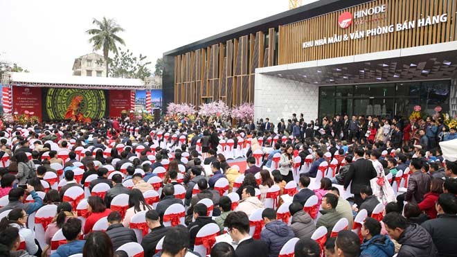 Khách hàng đặt mua nhà ngay trong buổi lễ khai trương căn hộ mẫu Sự kiện thu hút hơn 500 khách hàng tham dự