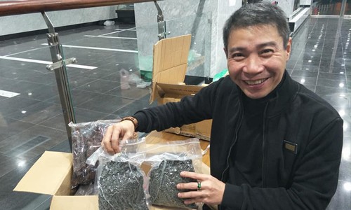 Nghệ sĩ đóng Táo Quân bất ngờ nhận được quà của khán giả giữa đêm khuya NSƯT Công Lý cười rất tươi bên những món quà vừa nhận được do khán giả gửi xuống từ Yên Bái.