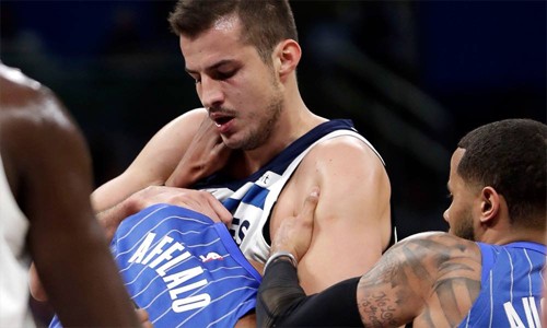 Cầu thủ NBA bỏ bóng đấm nhau ngay trên sân Pha va chạm xấu xí giữa Bjelica (áo trắng) và Afflalo. Ảnh: USA Today.