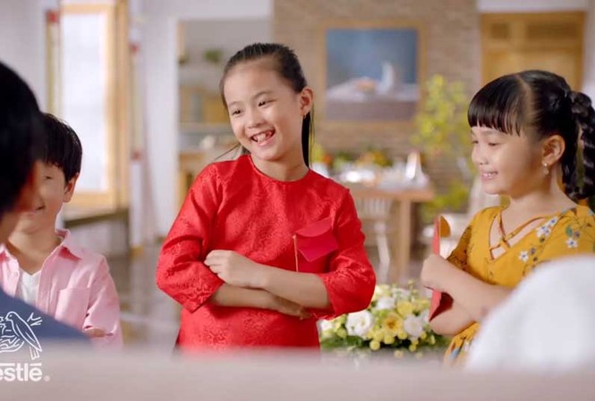 Thông điệp mới của Victor Vũ: Tết sum vầy, đơn giản mới chính là Tết lớn Giọng điệu ngây ngô, hào hứng của bé gái thể hiện tâm lý khao kháo đón Tết, nhưng rồi cũng thất vọng vì mẹ không có thời gian dành cho em.