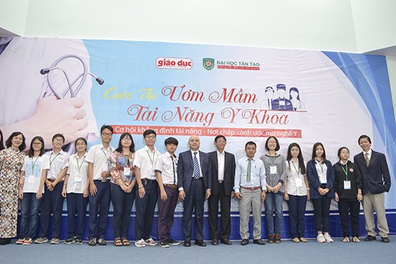 Bán kết 'Ươm mầm tài năng y khoa': Đã tìm được 11 tài năng trẻ Thí sinh đoạt giải vòng bán kết và Ban tổ chức chụp hình lưu niệm