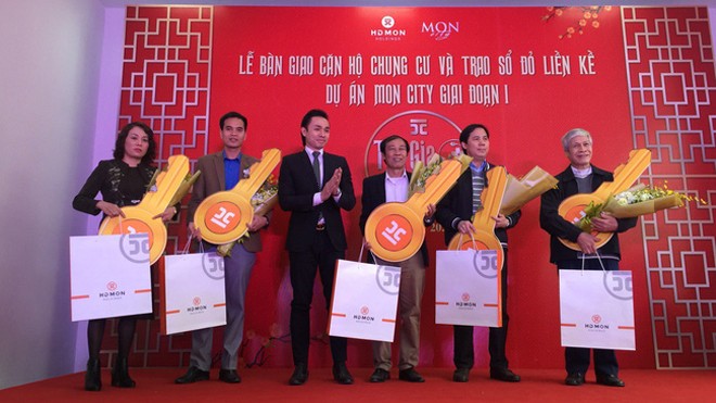 Mon City: Bàn giao căn hộ chung cư và trao sổ đỏ cho cư dân Ông Nguyễn Anh Tuấn, Phó Chủ tịch Hội đồng Quản trị HD Mon Holdings tại lễ bàn giao căn hộ và trao sổ đỏ cho cư dân