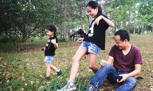 Chiêm ngưỡng căn biệt thự tứ lập phong cách Hy Lạp của 'quý cô công sở' “Đưa nhau đi trốn với ba bố con”
Nguồn: Facebook nhân vật
