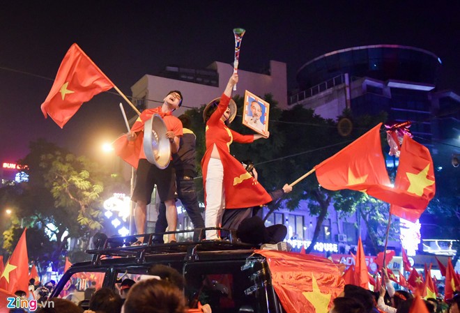 Bệnh nhân mổ tim 3 lần vẫn cổ vũ bóng đá cuồng nhiệt Bệnh nhân tim mạch vẫn có thể cổ vũ bóng đá nếu sức khỏe đảm bảo.