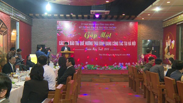 Câu lạc bộ Báo chí Thái Bình cùng DN trao quà gia đình khó khăn ở tỉnh Câu lạc bộ Báo chí Thái Bình cùng DN trao quà gia đình khó khăn ở tỉnh