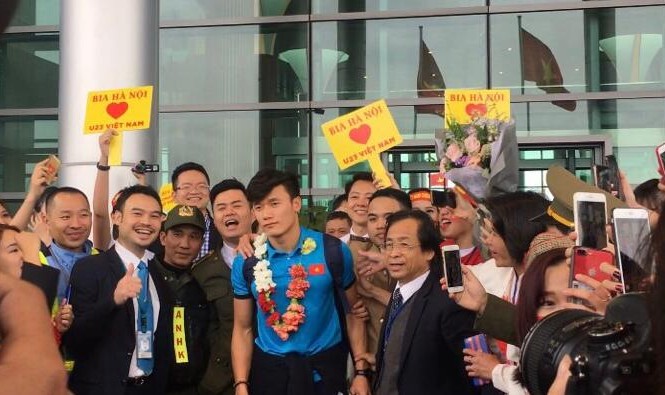 Bia Hà Nội cùng đón và vinh danh đội tuyển U23 Việt Nam Ngoài chương trình đón và tôn vinh đội tuyển, Bia Hà Nội cũng hỗ trợ thêm 2 xe buýt để phục vụ công tác báo chí cho phóng viên đi theo để đón đội tuyển U23 Việt Nam