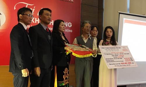 Prudential chi trả hơn 2 tỷ đồng quyền lợi bảo hiểm cho khách hàng Lễ chi trả quyền lợi cho khách hàng Dương Xuân Hùng tại Bắc Giang