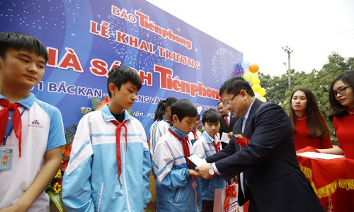 Nhà sách Tiền Phong Thái Nguyên tặng quà học sinh nghèo vượt khó Nhà sách Tiền Phong Thái Nguyên tặng quà học sinh nghèo vượt khó