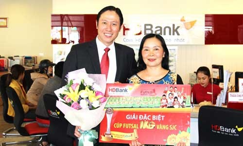 Thêm một khách hàng HDBank trúng Cúp vàng một ký vàng Thêm một khách hàng HDBank trúng Cúp vàng một ký vàng