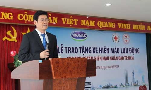Vinamilk tặng xe hiến máu cho trung tâm hiến máu nhân đạo TP.HCM Ông Nguyễn Hồng Sinh – Giám đốc Kinh doanh toàn quốc Công ty Vinamilk phát biểu tại buổi lễ.