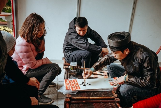 Tết thêm 'tròn' khi con hiểu về truyền thống Ông đồ cho chữ - Nét văn hóa đầu xuân trong một phiên chợ Tết tại Hà Nội