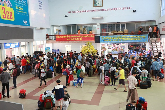 Khởi động chuyến tàu nghĩa tình chở công nhân về quê đón Tết Đông đảo công nhân và người lao động tập trung tại ga Sài Gòn để lên tàu về quê