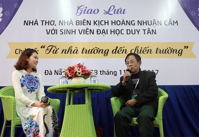 Sức hút của ngành Văn - Báo chí Giảng viên và sinh viên ĐH Duy Tân giao lưu với nhà thơ, nhà biên kịch Hoàng Nhuận Cầm