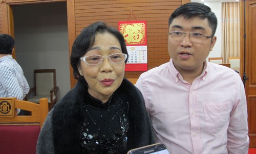 Xúc động câu chuyện con trai 26 tuổi ở Hà Nội hiến gan cứu sống mẹ Bà Phạm Vân Thanh và con trai Nguyễn Trung Quân chia sẻ câu chuyện của đầy xúc động của mình cho báo giới và cho biết sau ca cho và ghép gan, hiện nay sức khỏe của hai mẹ con anh Quân đều ổn định