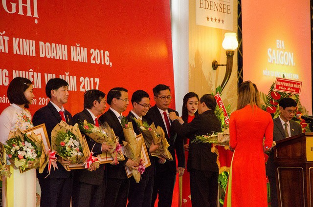 SABECO đạt những kết quả kinh doanh ấn tượng năm 2017 Thứ trưởng Bộ Công Thương Cao Quốc Hưng trao thưởng cho lãnh đạo Sabeco