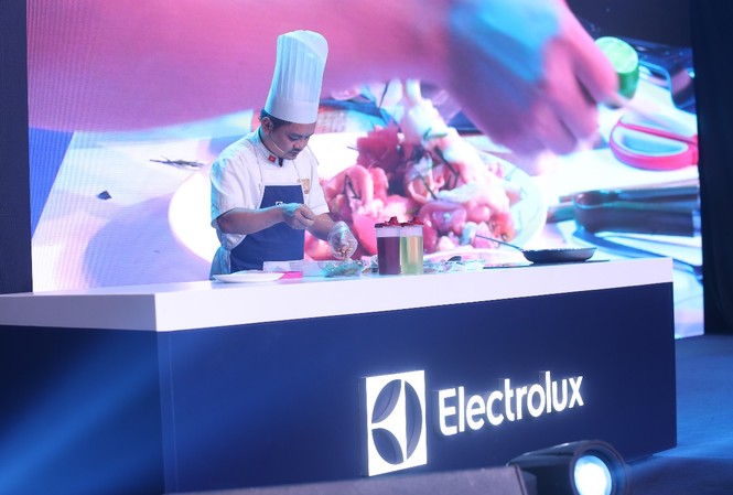 Electrolux giới thiệu 3 nhóm sản phẩm chiến lược Đầu bếp Vỏ Quốc trổ tài chế biến một món ăn chuẩn nhà hàng ngay tại sự kiện