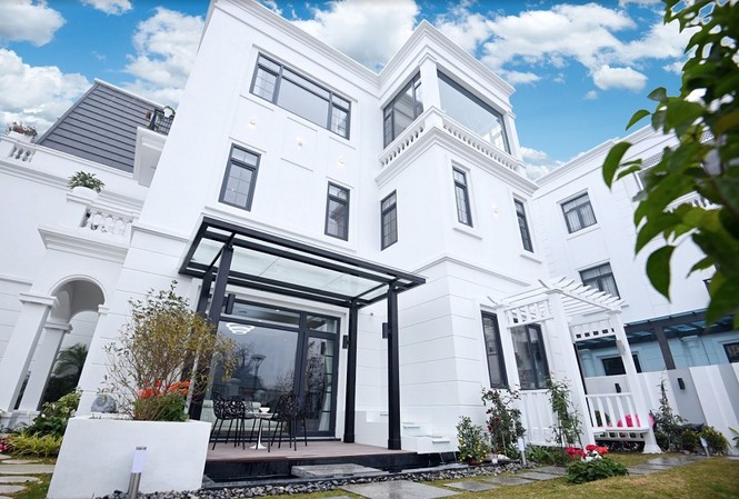 Cư dân Đất Cảng hân hoan dọn về biệt thự đẳng cấp Gia đình anh Mạnh Hùng đã kịp đón tin “song hỉ lâm môn” với Tết mới và nhà mới tại căn biệt thự lịch lãm thuộc tiểu khu The Paris, Vinhomes Imperia