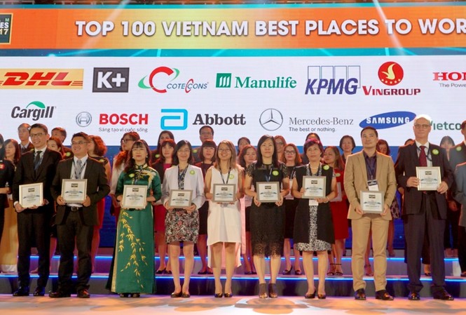 MANULIFE Việt Nam là nơi làm việc tốt nhất ngành bảo hiểm năm 2017 Đại diện Manulife nhận danh hiệu “Nơi làm việc tốt nhất ngành Bảo hiểm 2017” tại Hội nghị Nơi Làm Việc Tốt Nhất Việt Nam 201