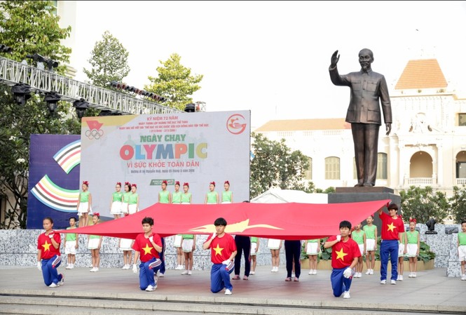 Màn đồng diễn thể dục của 3000 học sinh TPHCM tại ngày chạy Olympic Lễ khai mạc