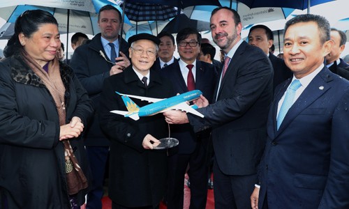 Vietnam Airlines kỷ niệm 15 năm lập đường bay Việt - Pháp Tổng bí thư Nguyễn Phú Trọng và Phó chủ tịch Quốc hội Tòng Thị Phóng hiện diện và cắt băng chào đón máy bay Airbus A350 thứ 11 của Vietnam Airlines