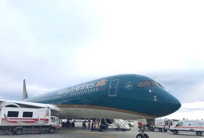 Máy bay Vietnam Airlines hạ cánh khẩn tại Romania cấp cứu hành khách Máy bay Vietnam Airlines hạ cánh khẩn tại Romania cấp cứu hành khách