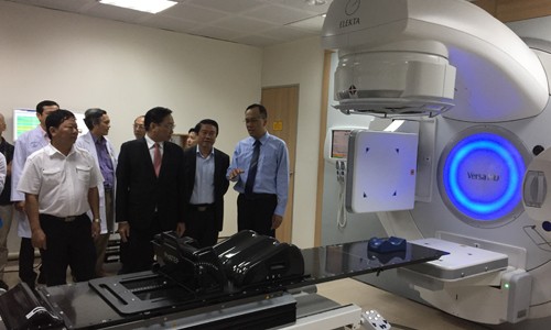 Cơ hội mới cho bệnh nhân ung thư Máy gia tốc hiện đại Elekta Versa HD do Công ty CP Đầu tư Y tế Việt Mỹ phân phối được cho là hiện đại nhất Việt Nam hiện nay. Với suất liều cao gấp 5 lần so với các máy gia tôc hiện nay đang sử dụng, rút ngắn thời gian xạ toàn thân xuống từ 30-40 phút so