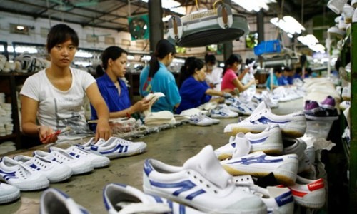 Giầy Thượng Đình lao đao sau một năm lên sàn chứng khoán Bên trong nhà máy sản xuất của Giầy Thượng Đình.