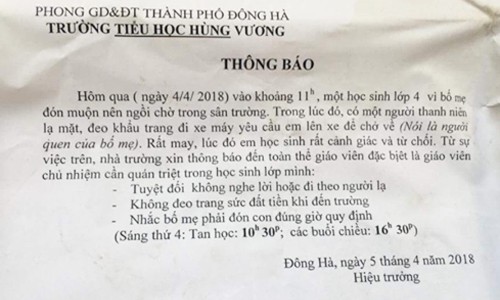 Học sinh nói người lạ đến đón, trường học dán thông báo cảnh giác Thông báo có người lạ vào trường được dán ở các cửa lớp học. Ảnh: Đ.Đ