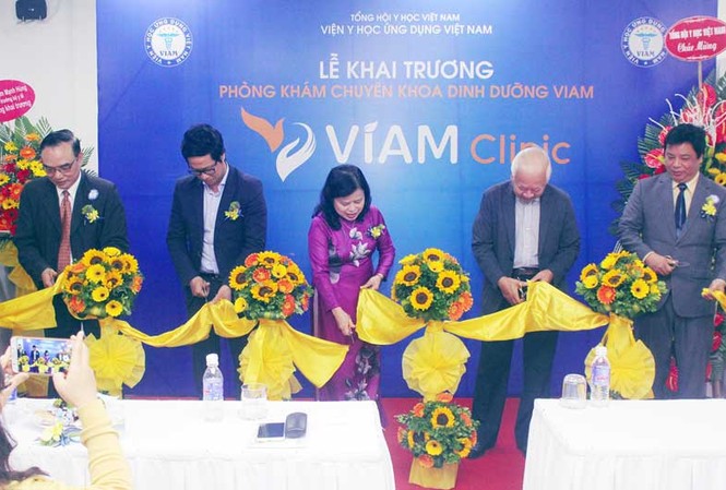 Tưng bừng khai trương Phòng khám chuyên khoa dinh dưỡng VIAM Clinic Các đại biểu cắt băng khánh thành VIAM Clinic