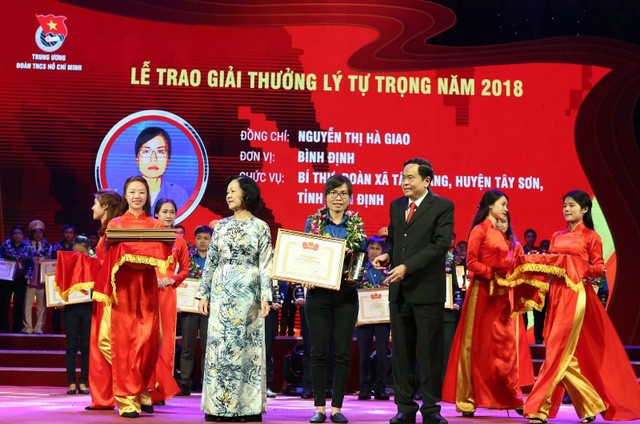 Cô gái đất võ Tây Sơn duy nhất nhận giải thưởng Lý Tự Trọng 2018 Bí thư Xã đoàn Tây Giang, Nguyễn Thị Hà Giao (giữa) là cán bộ Đoàn duy nhất của tỉnh Bình Định giành giải thưởng Lý Tự Trọng 2018.